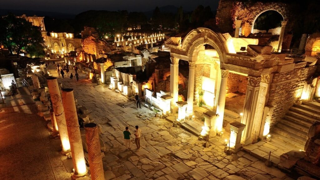 24-05-03-Efes-antik-kent-jpg-1024x576 Gece Müzeciliğiyle Aşk Başka: Türkiye'de Akşam Gezilebilecek En Güzel 10 Müze