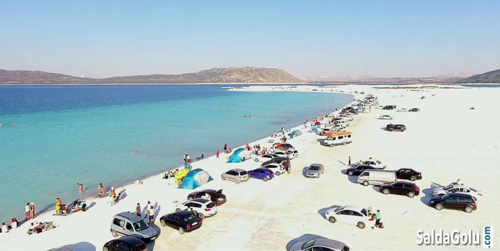 Salda_Golu_Sahilde_Araclar_SaldaGoluCom-1024x515 Türkiye'nin En İyi 10 Kamp Alanı: Doğayla İç İçe Unutulmaz Deneyimler